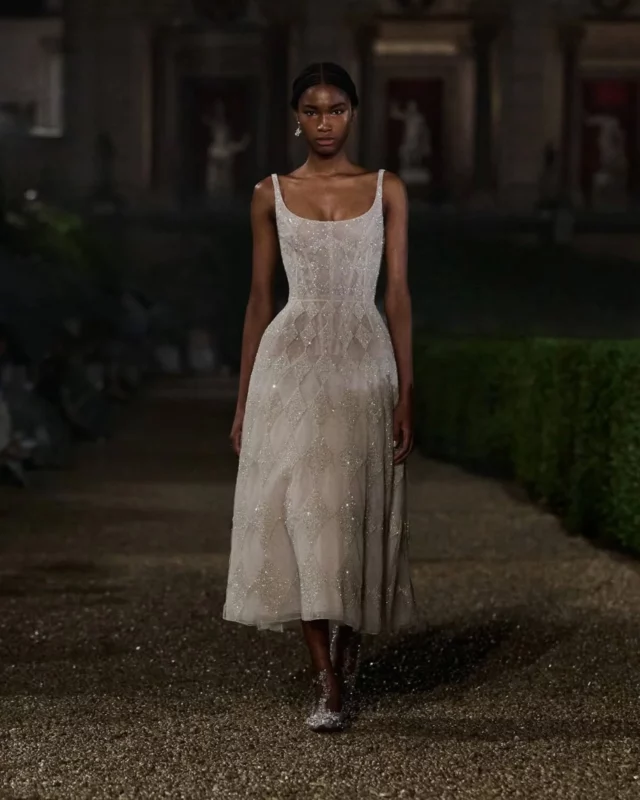 El adiós de Maria Grazia / Colección Crucero 2026 de Dior
La que será la última colección de María Grazia Chiuri para la casa francesa. 
Femenina, onírica y teatral, delicada, artesanal, rozando la Alta Costura, así es el adiós de la diseñadora. 
Grazia, gracias.
Puede leer el artículo completo en nuestra web. 
#dior #crucerodior26 #mariagraziachiuri #moda