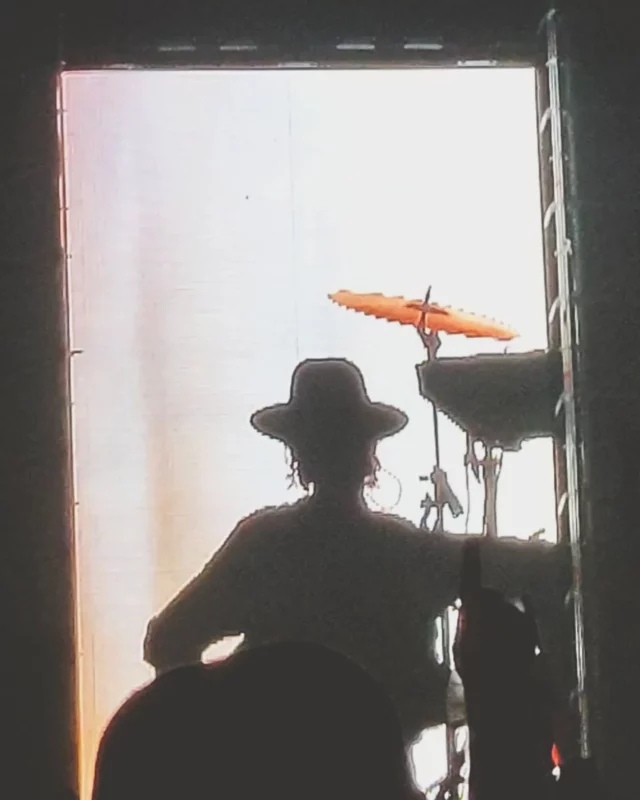 Leiva, Gigante // Música 
Leiva acaba de arrancar su tour Gigante en nuestro país y con apenas 3 conciertos en su haber, ya podemos afirmar que va a ser una de las citas musicales del año. Si tienes la oportunidad no puedes dejarlo escapar, vibrarás como debe vibrarse en todo concierto que se precie.
Te invitamos a seguir leyendo el artículo en nuestra web. 
@leivaoficial_  @iconicasantaluciafest