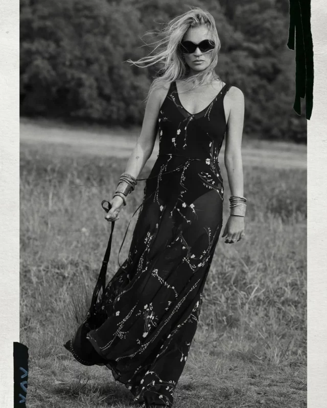 Festival Collection // La nueva colección de Kate Moss para Zara 
En plena época de festivales Zara lanza una nueva colección en colaboración con la modelo Kate Moss que tiene como protagonista estos eventos musicales y su particular estilo. Pero aunque esta colaboración rezume Moss en cada una de sus prendas, lo cierto es que Festival Collection cuenta también con la participación de la estilista Katy England, colaboradora de la modelo desde hace años y de Bobby Gillespie, marido de ésta y líder de la banda Primal Scream quien se encarga de la línea masculina de la colección.
.... 
Te invitamos a seguir leyendo el artículo en nuestra web 
#moda #katemoss #festivalcollection #recuperarelplacerdeleer