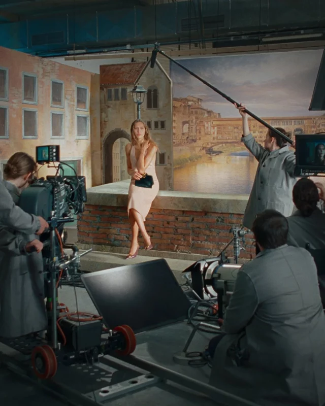 Para la colección Pre-Fall 2025, Ferragamo regresa a sus raíces cinematográficas con un cortometraje de tres capítulos dirigido por la aclamada cineasta italiana Alice Rohrwacher. 
----- 
Puedes leer el artículo completo en nuestra web
-----
@ferragamo 
#ferragamo 
#ferragamoprefall25